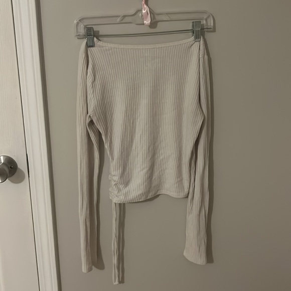 Hollister must have white long sleeve - Picture 2 of 4